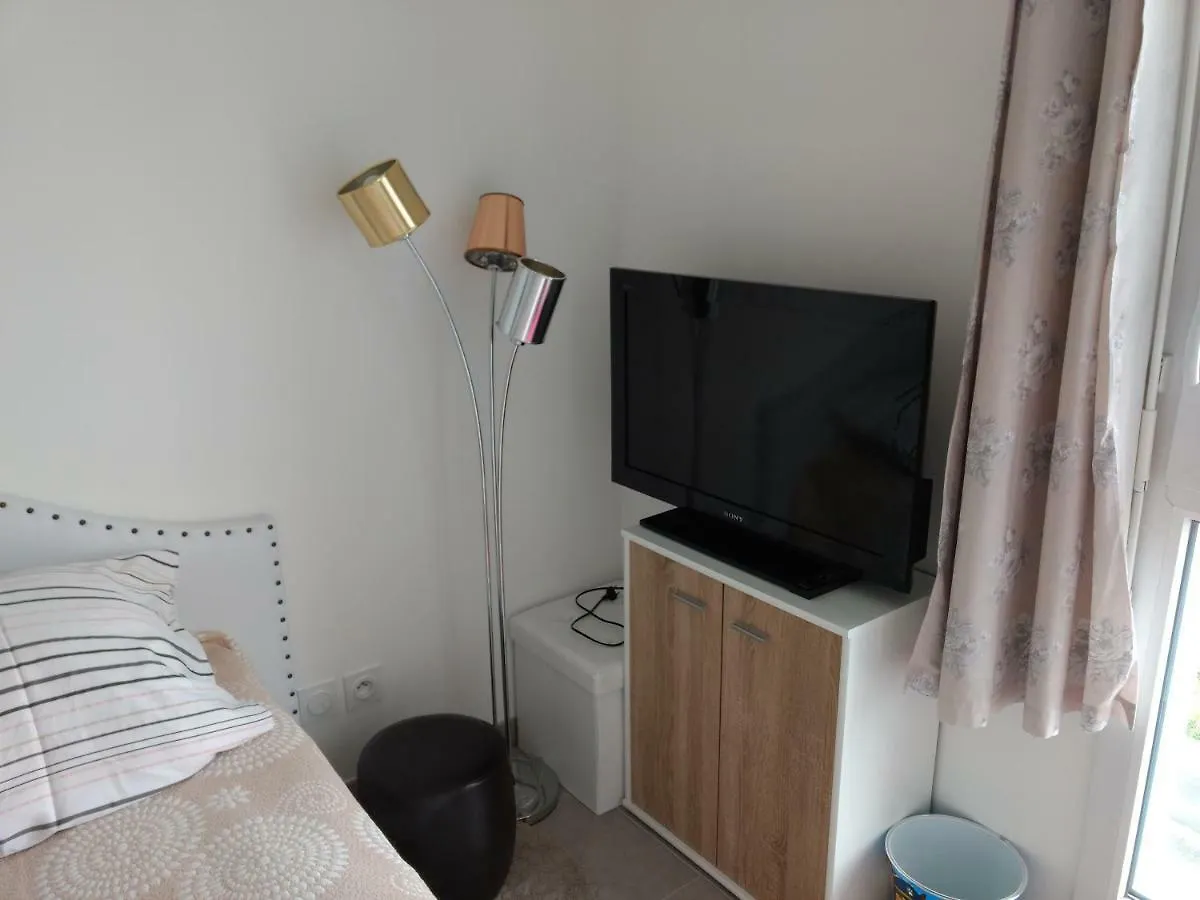 Privatunterkunft Ferienwohnung Via Calanca Marseilles